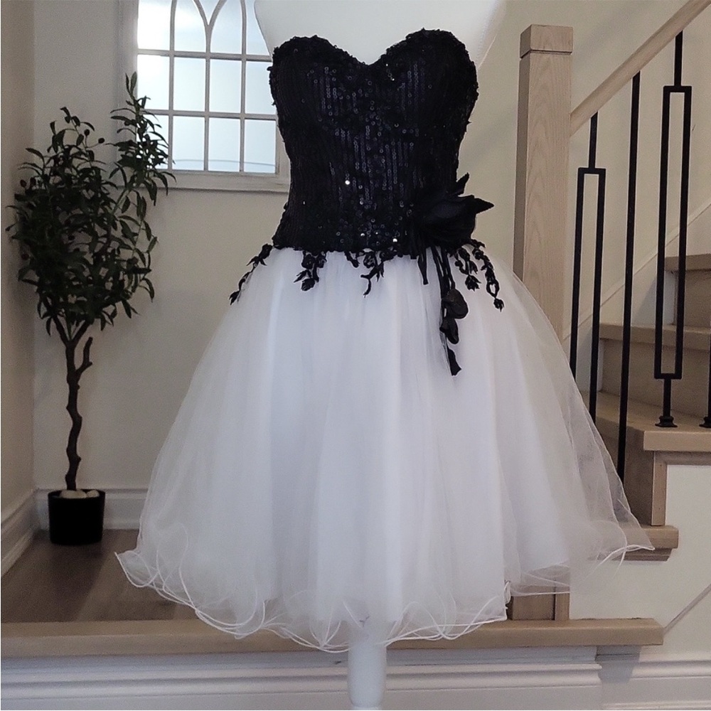 Elegant Black and White Strapless Dress